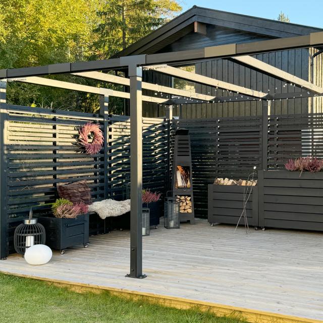 Cubic pergola og blomsterkasser