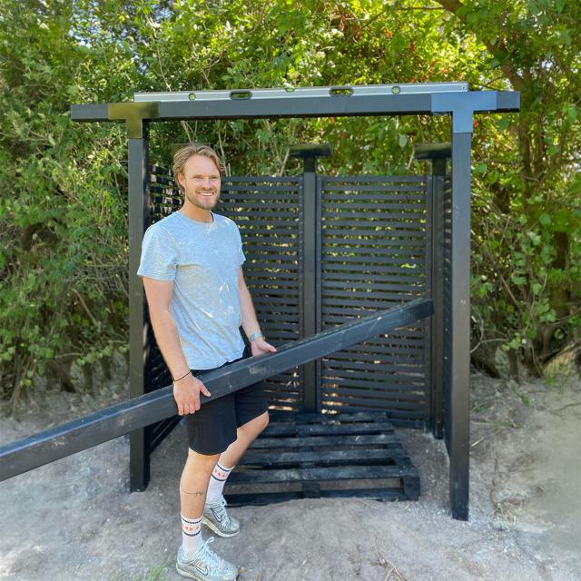 Lucas monterer Cubic beslag og spær