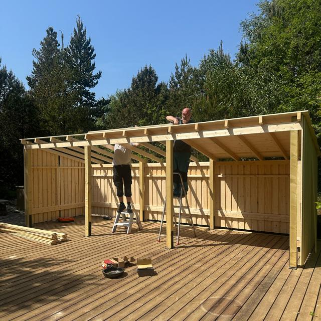 Spær og beklædning monteres på Nordic havehus 3 moduler