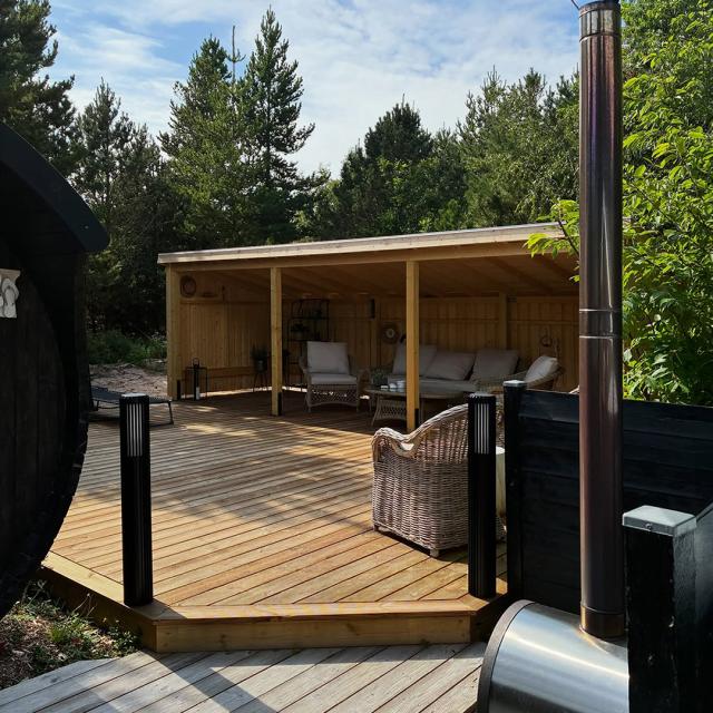 Nordic havehus 3 moduler med hyggelig lounge mellem spa og saunatønde