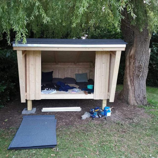 Færdigbygget shelter med puder