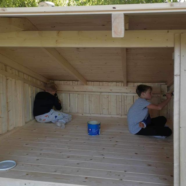Børn maler shelter