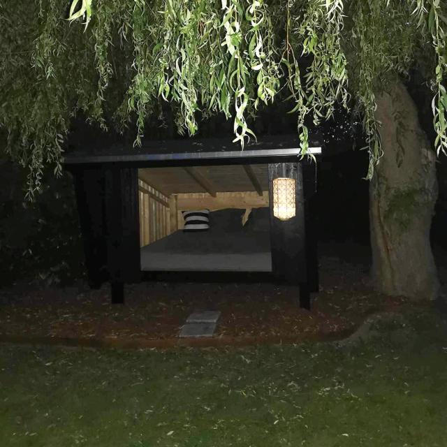 Færdig shelter om aftenen