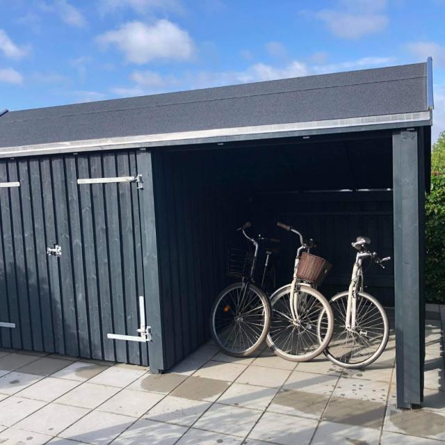 Multi havehus med plads til opbevaring af cykler og skraldespande
